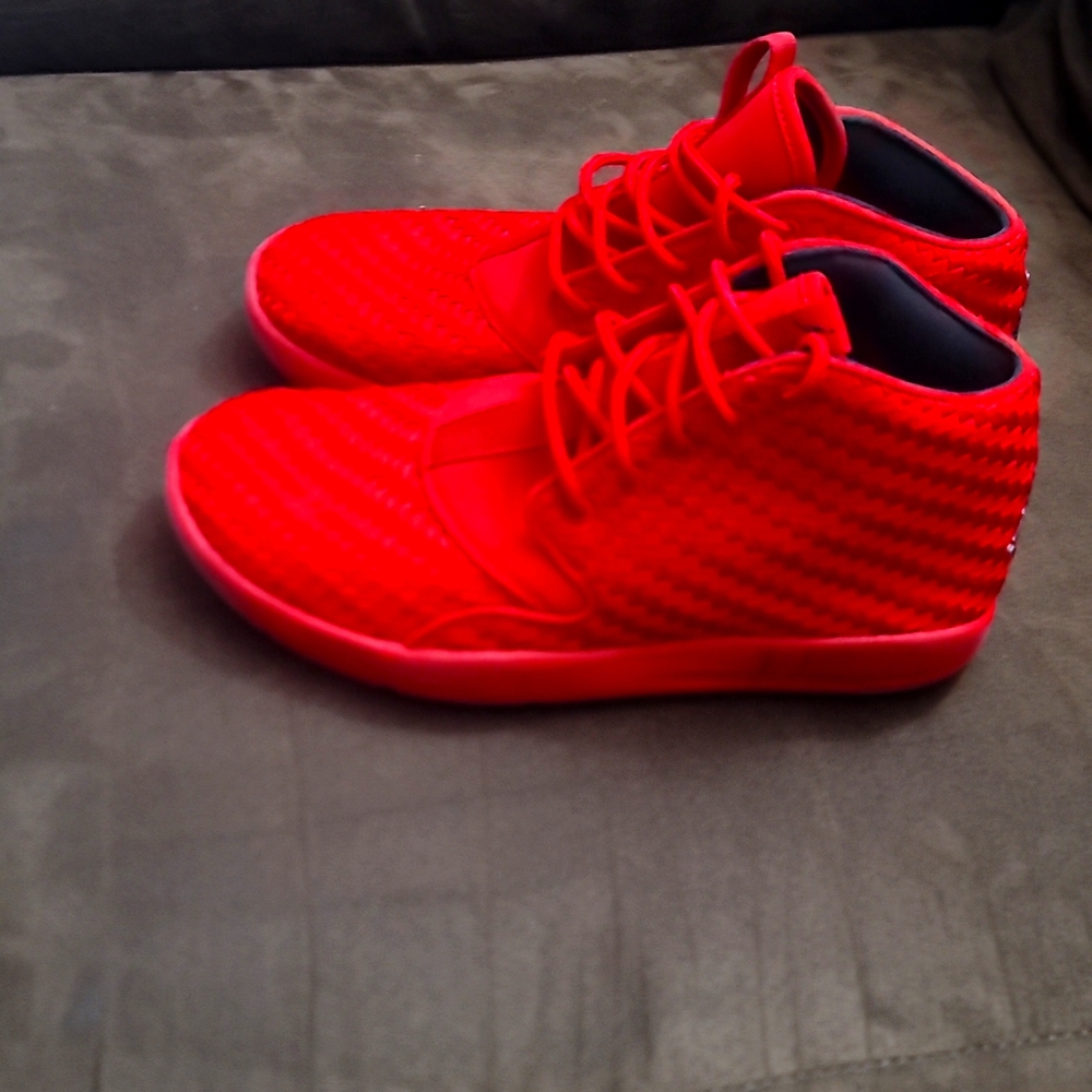 Jordan Chukka Red Size 6